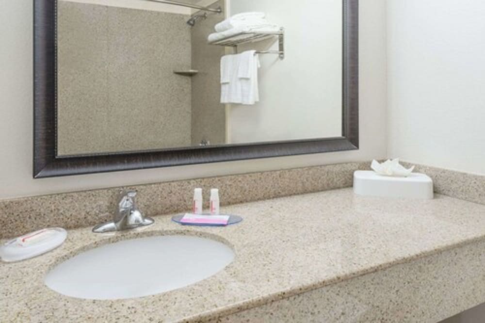MCM Elegante Hotel and Conference Center 6/52
