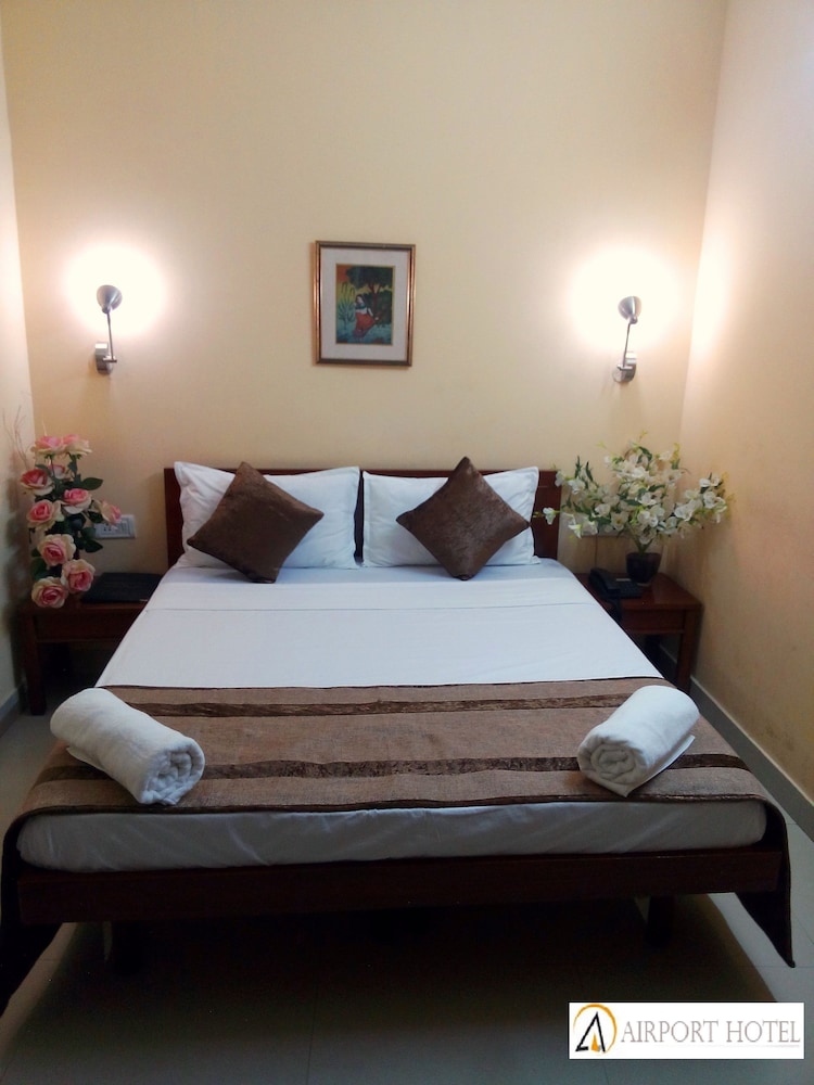 AIRPORT HOTEL. 34/56