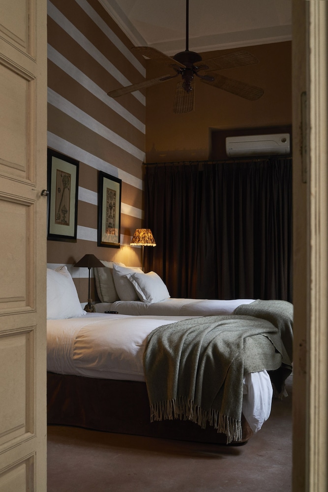 CLASSIC, TWIN BEDS