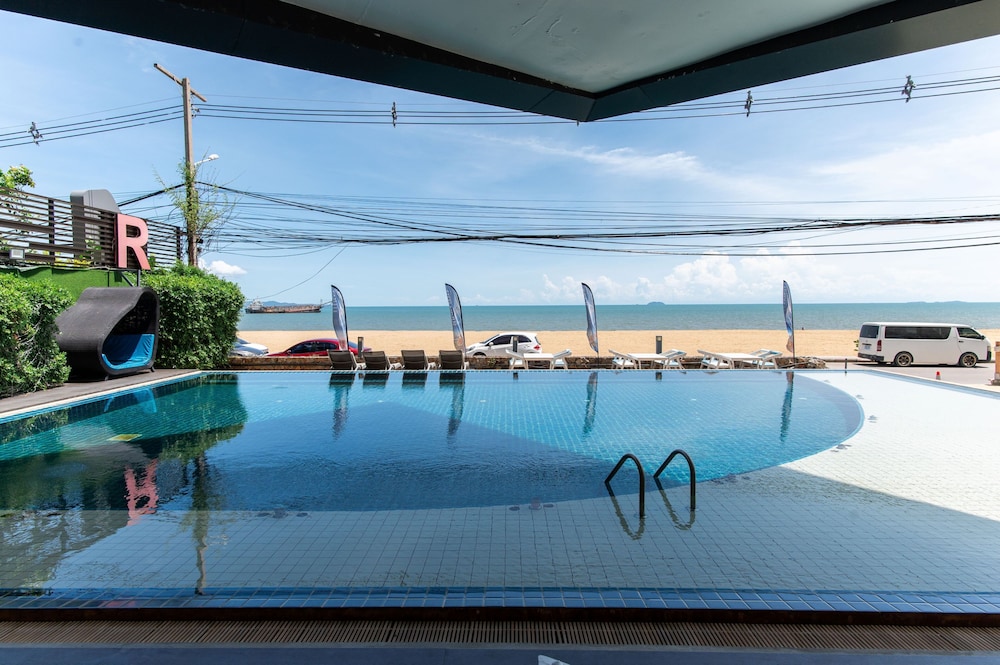 Rodina Beach Hotel 42/74