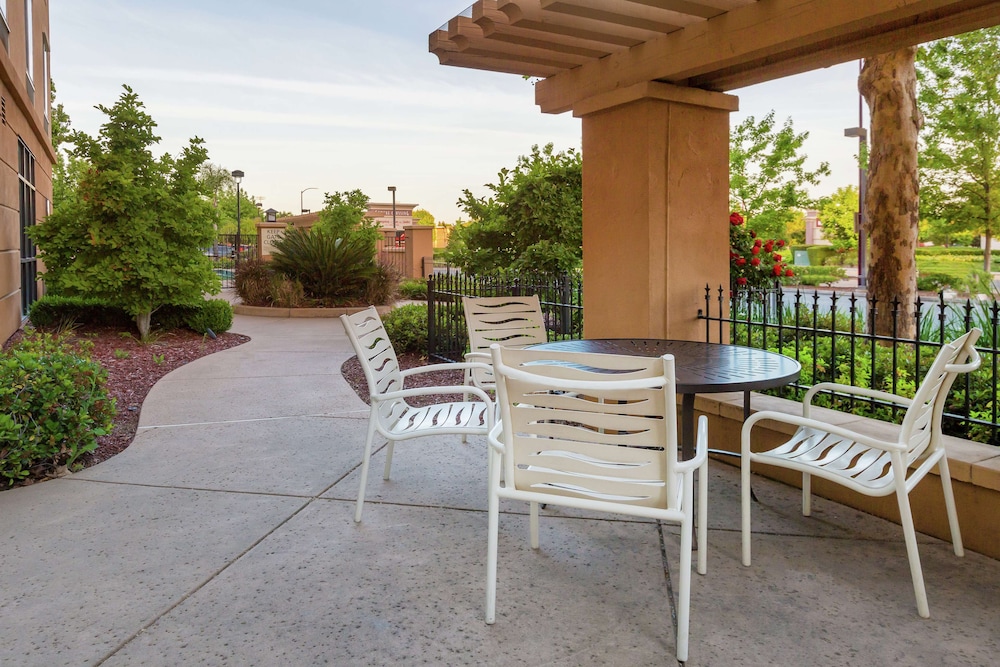 Hampton Inn Suites Yuba City 32/44