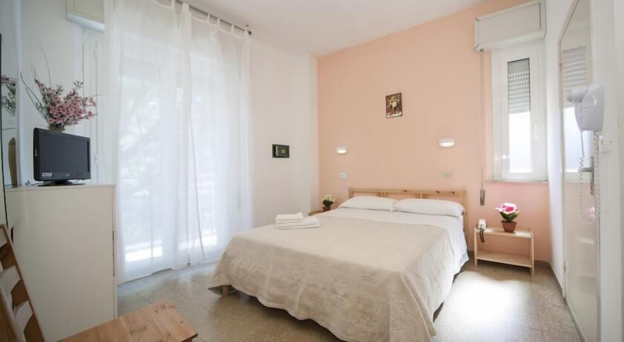 ROOM, DOUBLE BED