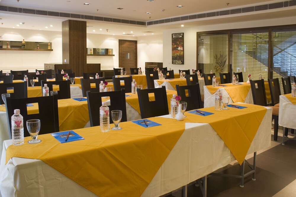 Shervani Nehru Palace Hotel 37/38