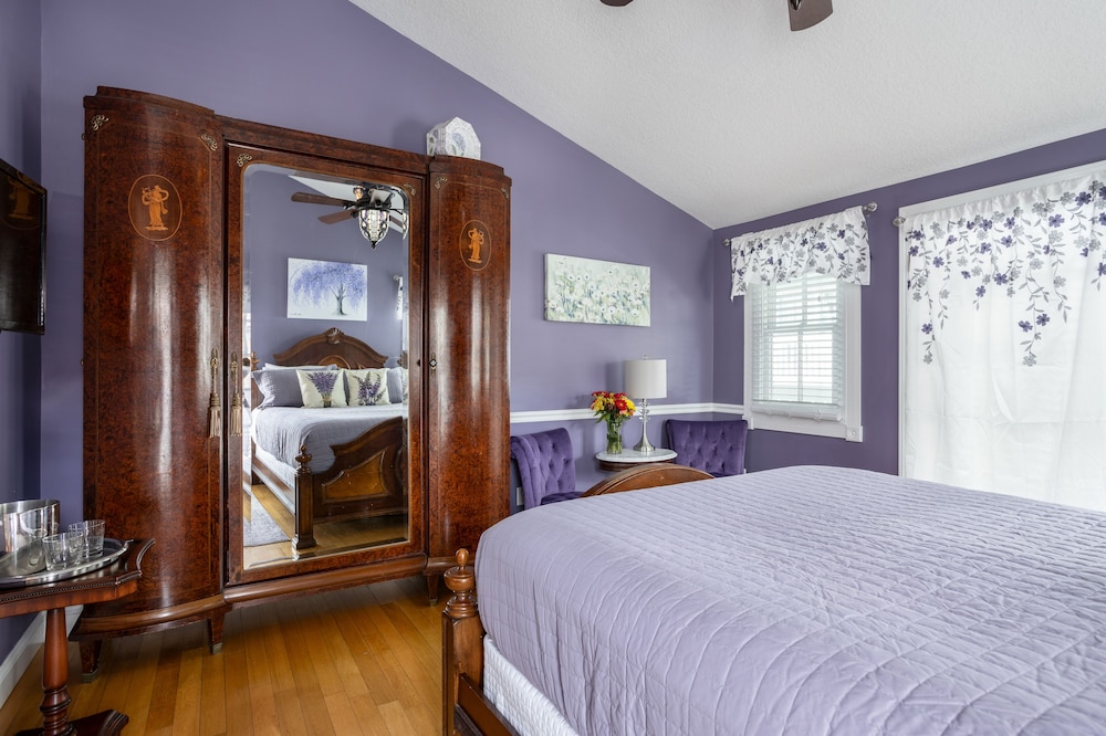 ROOM, QUEEN BED
