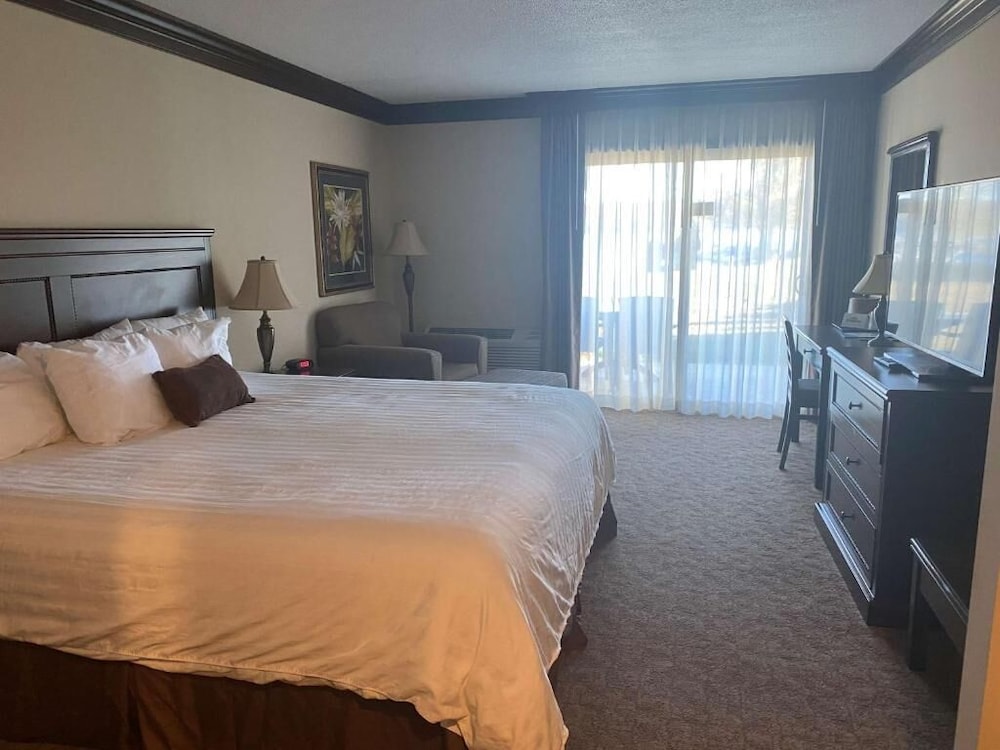Fourwinds Lakeside Inn Marina 8/48