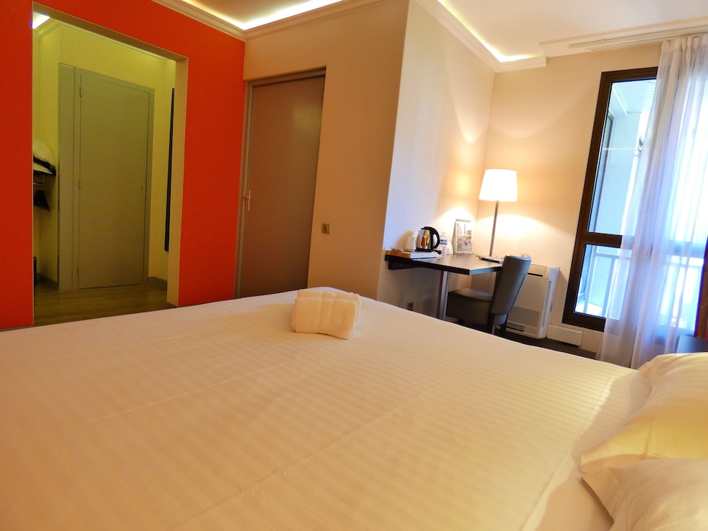 Logis Hotel Black and Green 11/50
