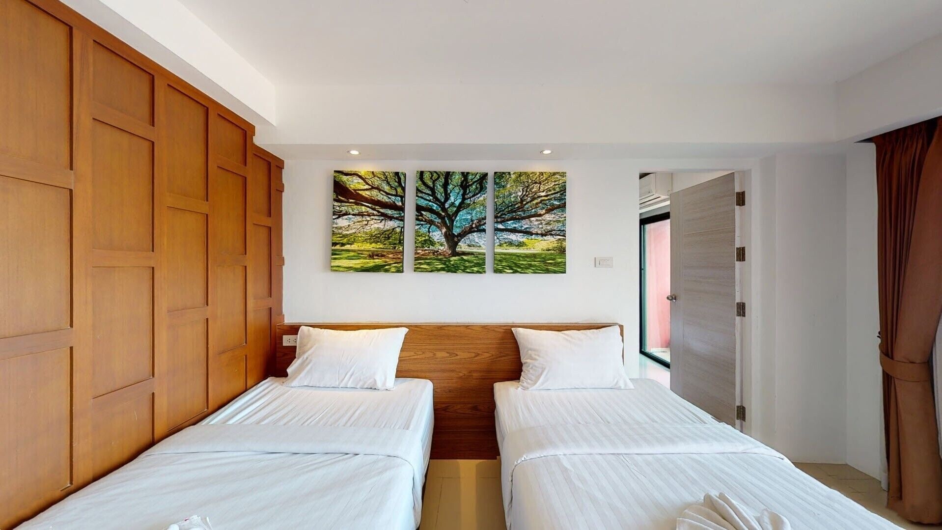 2 Bedrooms, Junior Suite, Queen and Twin Beds