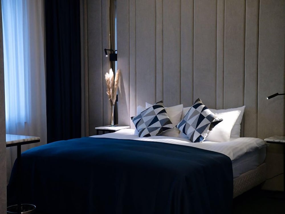 DELUXE, DOUBLE BED