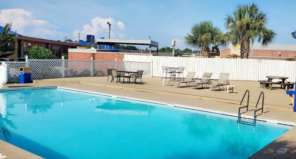 Americas Best Value Inn Suites Pensacola 18/30