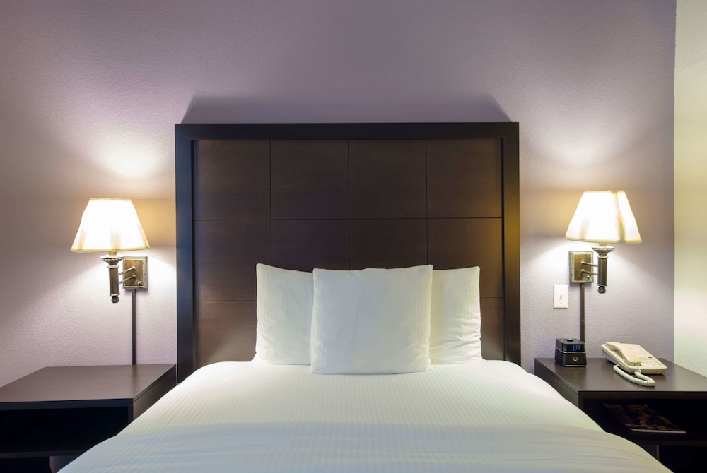 La Quinta Inn Suites Springfield Airport Plaza 23/61