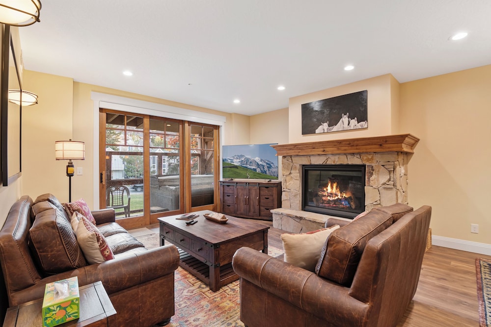 Town Pointe By Lespri Management 25/50