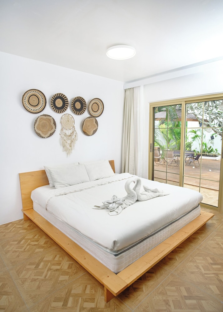 DELUXE, SUITE, GARDEN VIEW
