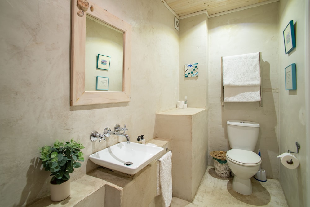 African Violet Guest Suites 47/50