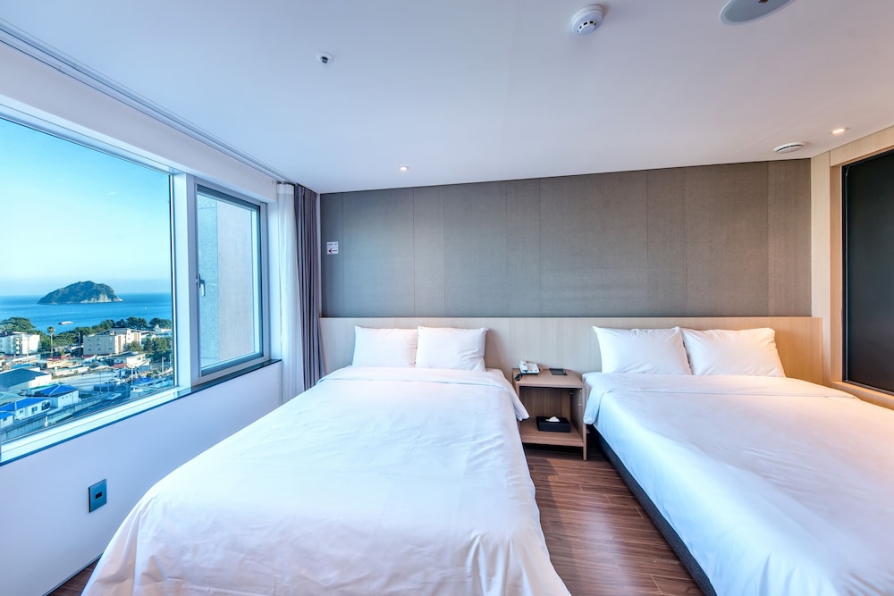 PREMIER, TWIN BEDS, SEA VIEW