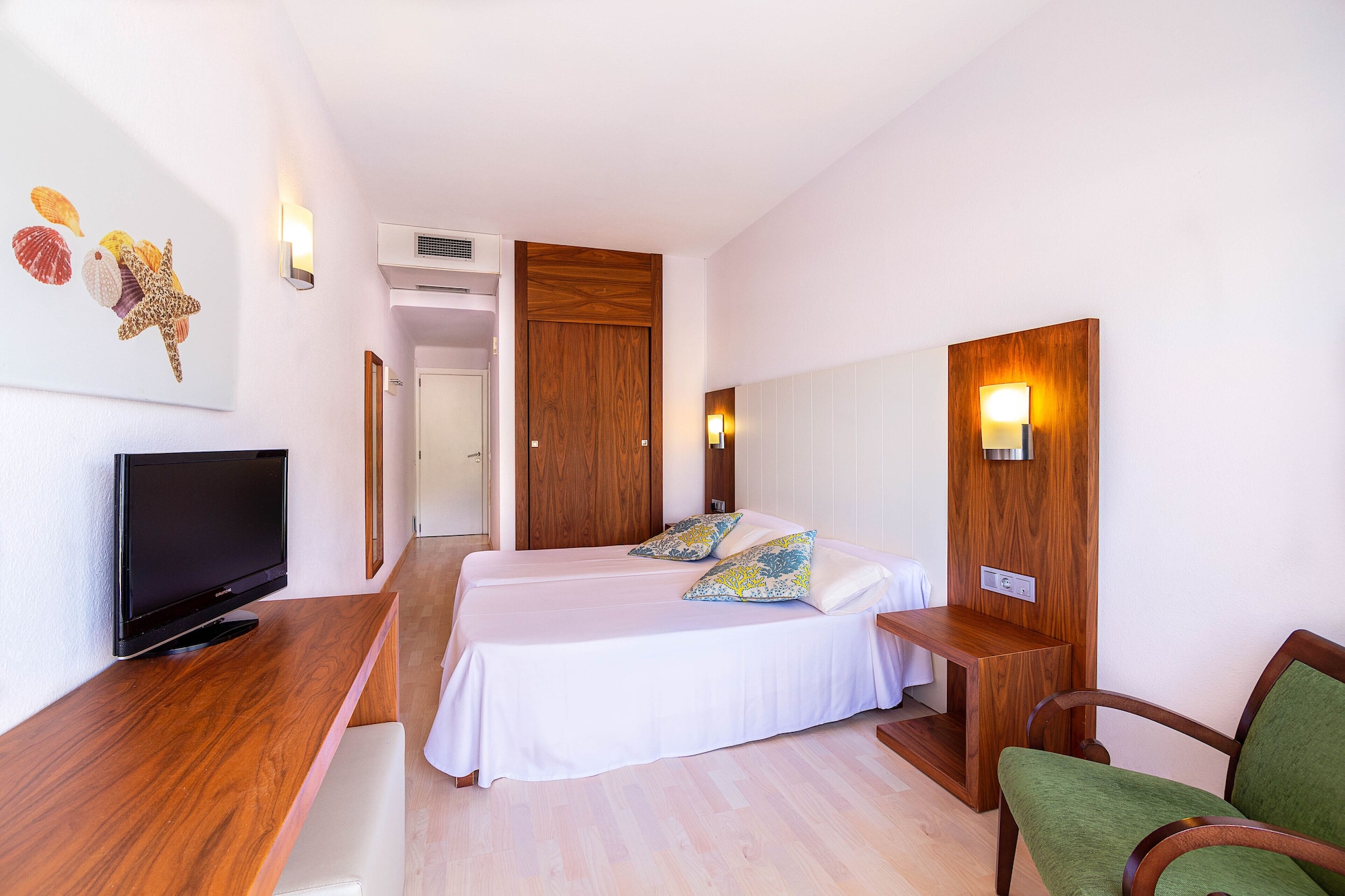 غرفة سوبيريور بسرير مزدوج بشرفة، Neptuno Paguera Hostal 3/8