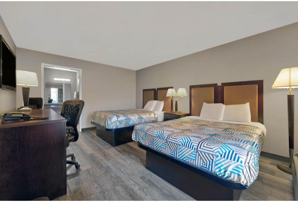2 Full Beds - Mobility Accessible Tub Nsmk