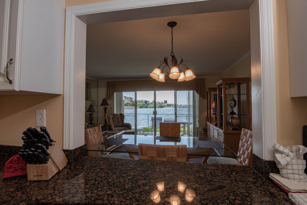 PALM BEACH WATERFRONT SUITES 34/67