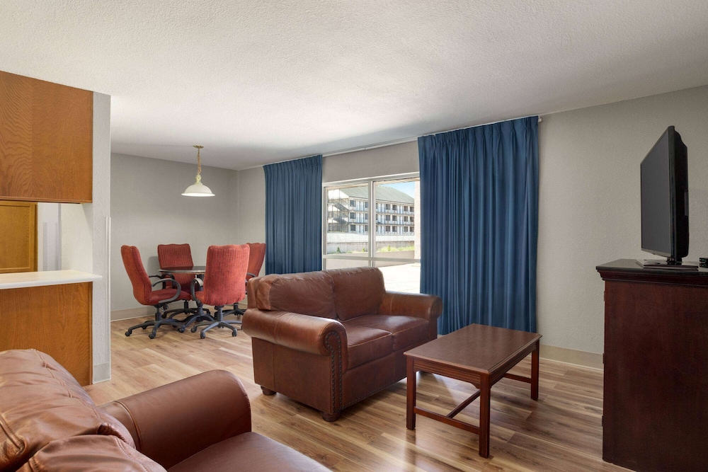 AmericInn by Wyndham Branson and Conference Center 41/62