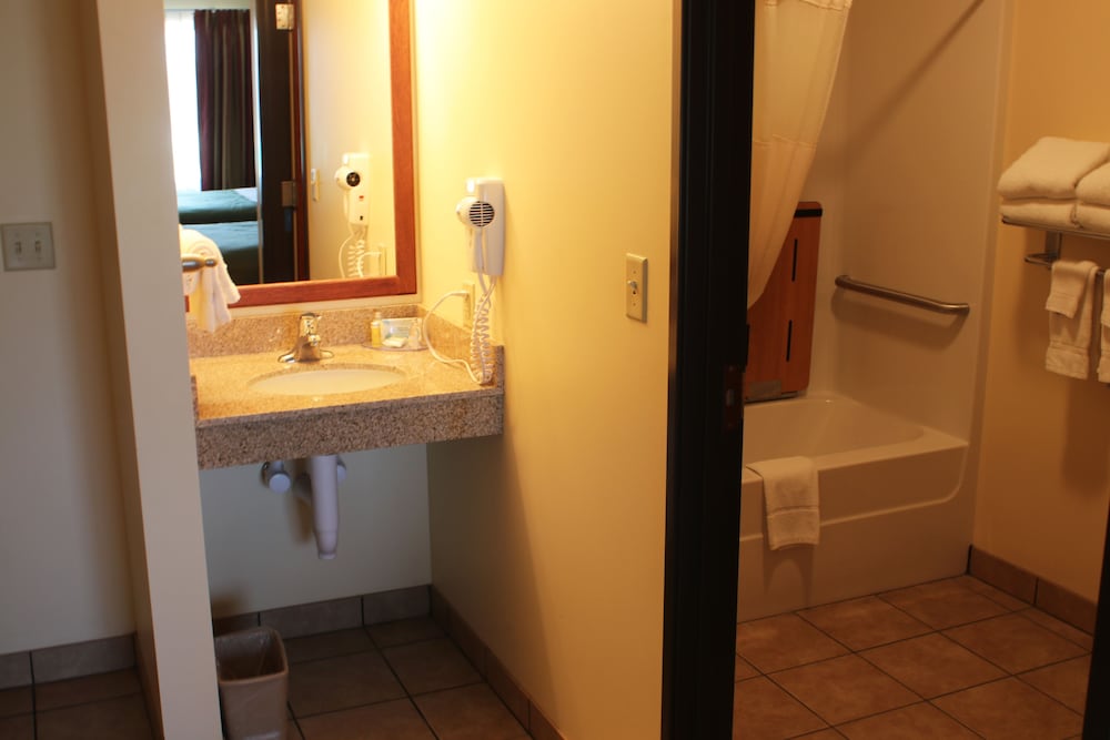 Edgewood Hotel and Suites 24/27