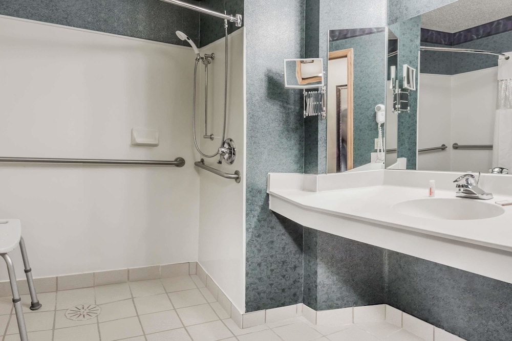 Baymont by Wyndham Mequon Milwaukee Area 10/33