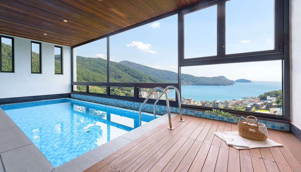 FRIEMILY POOL VILLA AND HOTEL 29/52