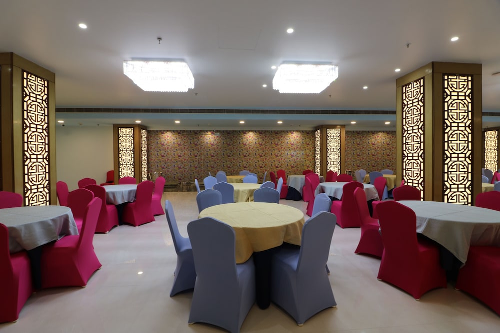 Aristocrat Hotel 30/40