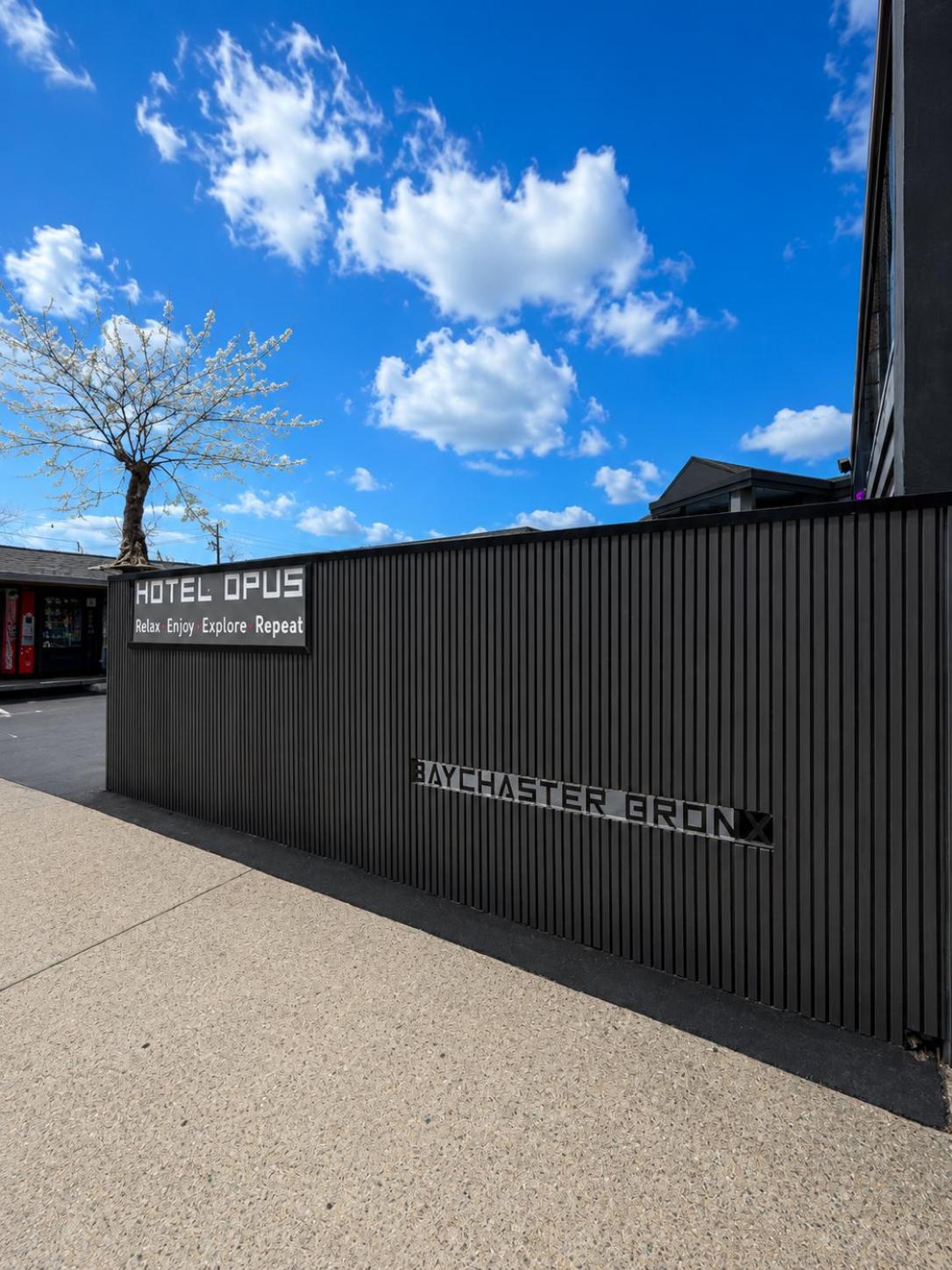 Hotel OPUS Bronx Near Bay Plaza Mall 42/46