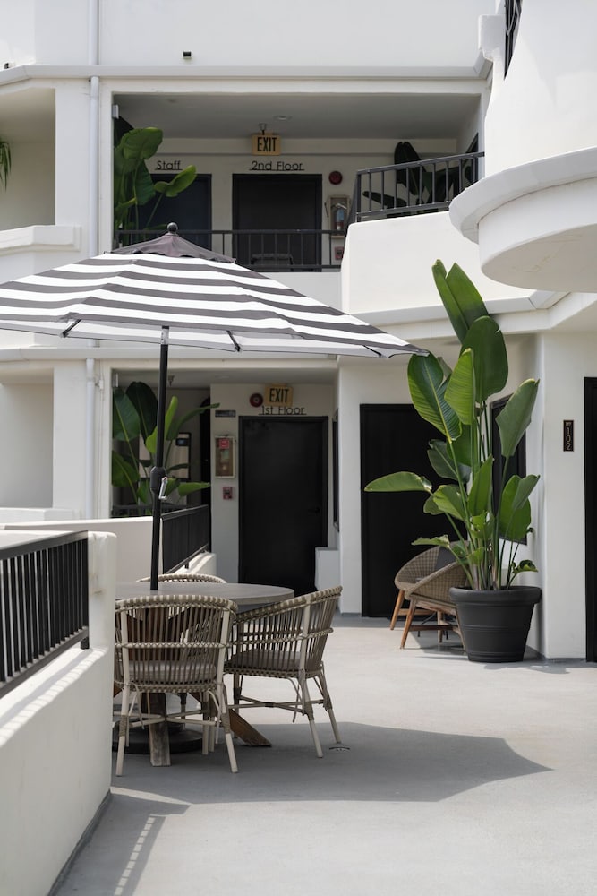 The Surfbreak Hotel 55/63