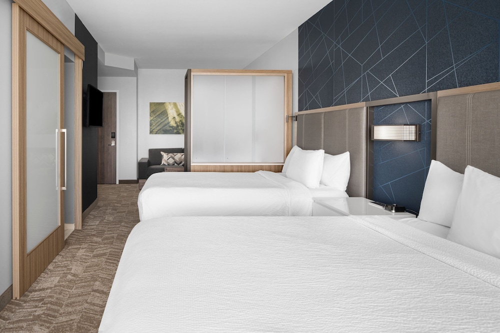 Suite, 2 Queen Beds, Sofa