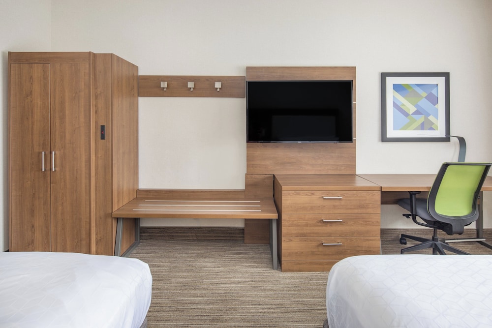 Holiday Inn Express Hotel Suites Bishop 65/75