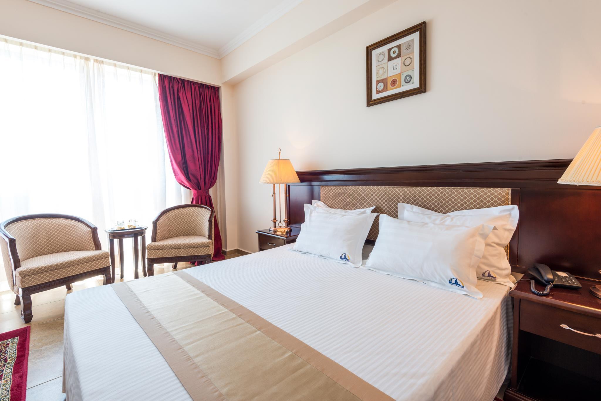 Senior, Suite, Queen Bed, Sofa