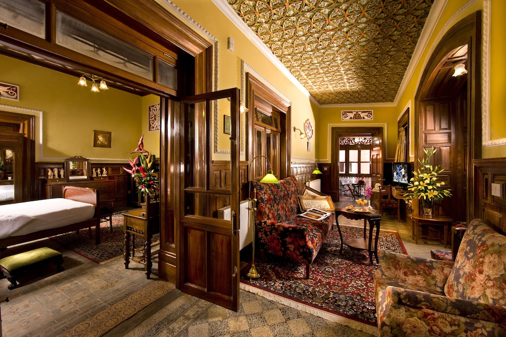 Welcomheritage Ferrnhills Royale Palace 8/40