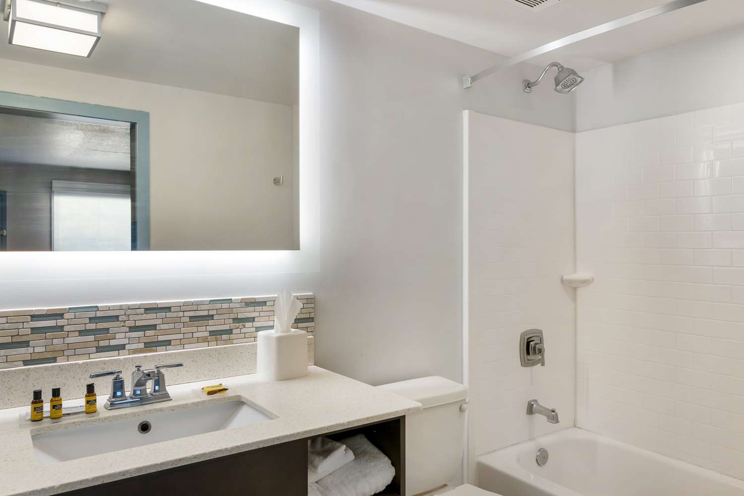 جناح بسريرين كوين مع أريكة، Best Western Plus St. Simons 3/3