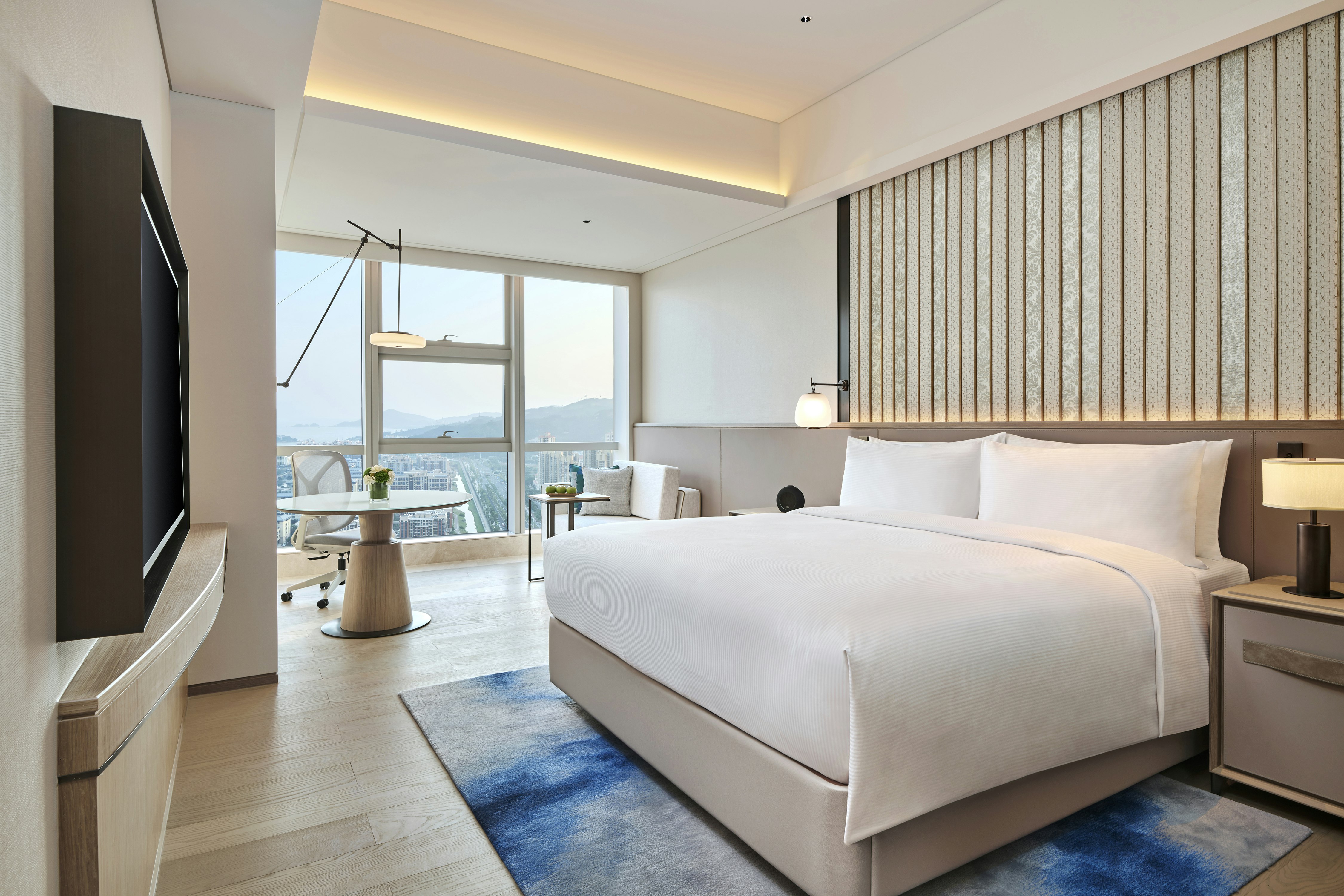GUEST ROOM, KING BED, RIVER VIEW