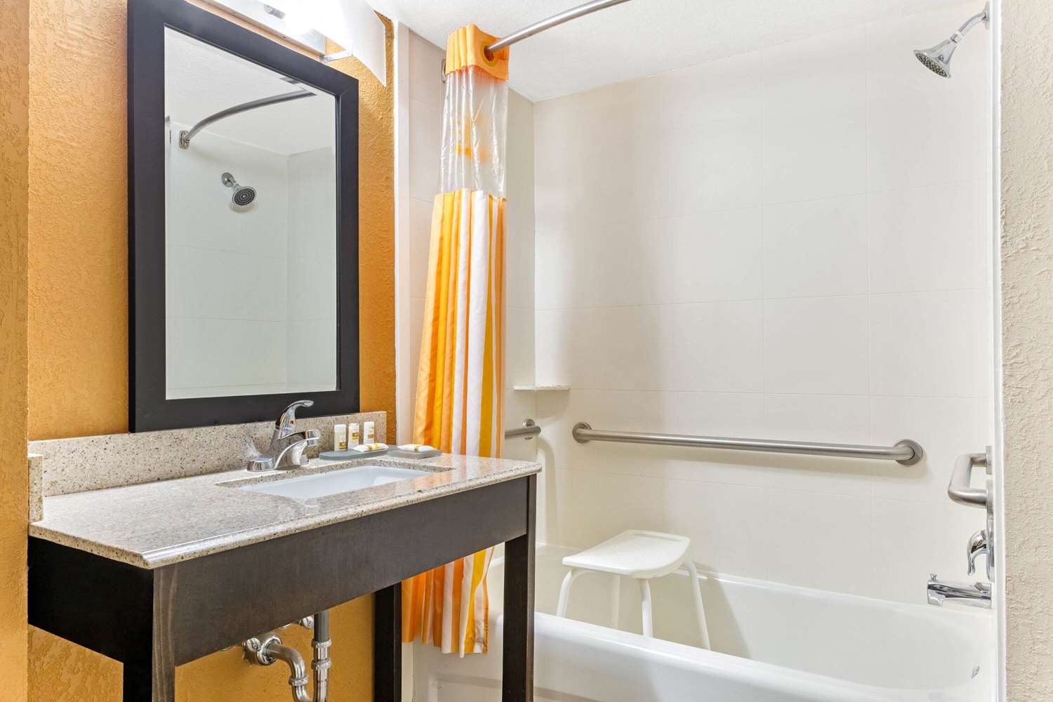 Comfort Inn & Suites Tampa North I-75 18/18