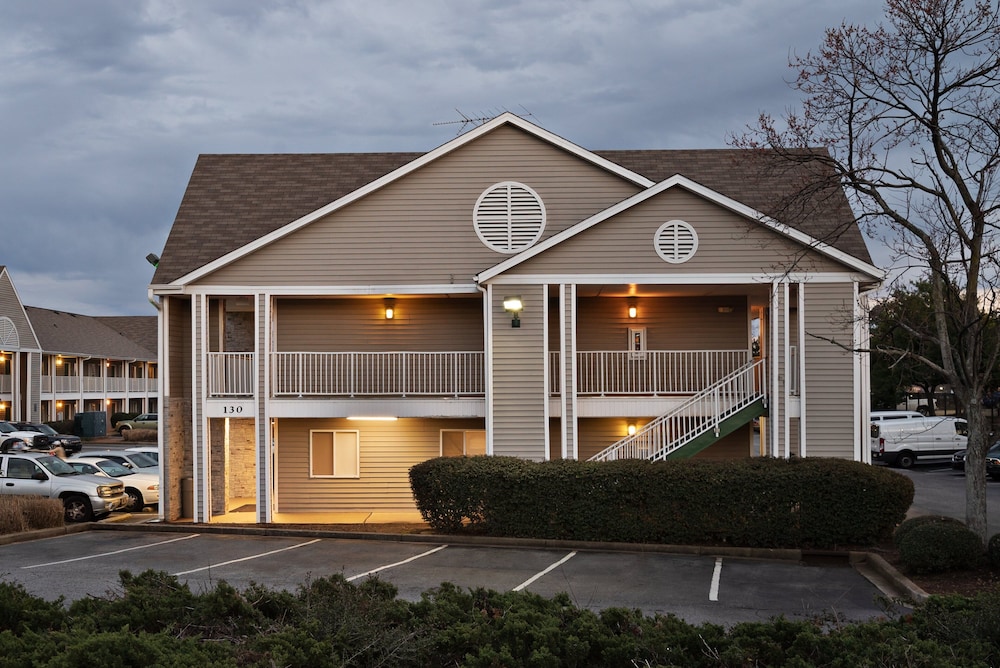 HomeTowne Studios by Red Roof Spartanburg - Asheville Highway 10/37