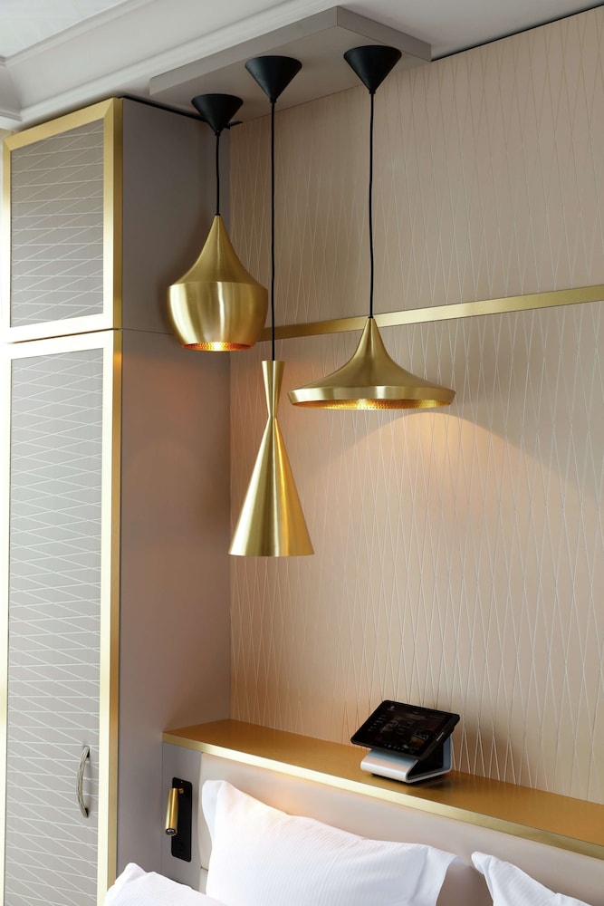 Niepce Paris Curio Collection By Hilton 39/39