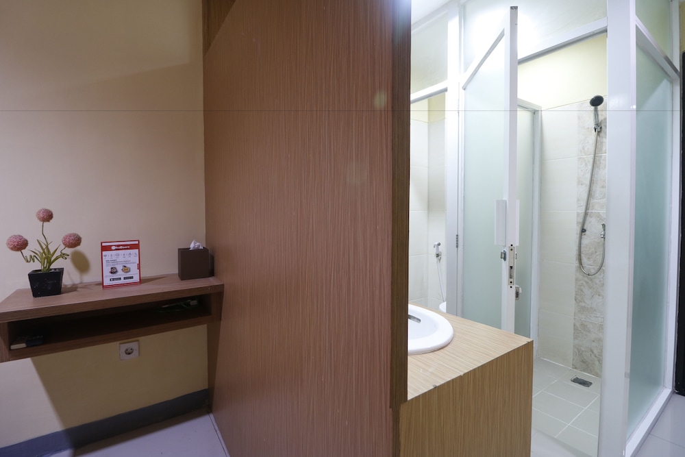 Reddoorz Near Itc Cempaka Mas 16/54