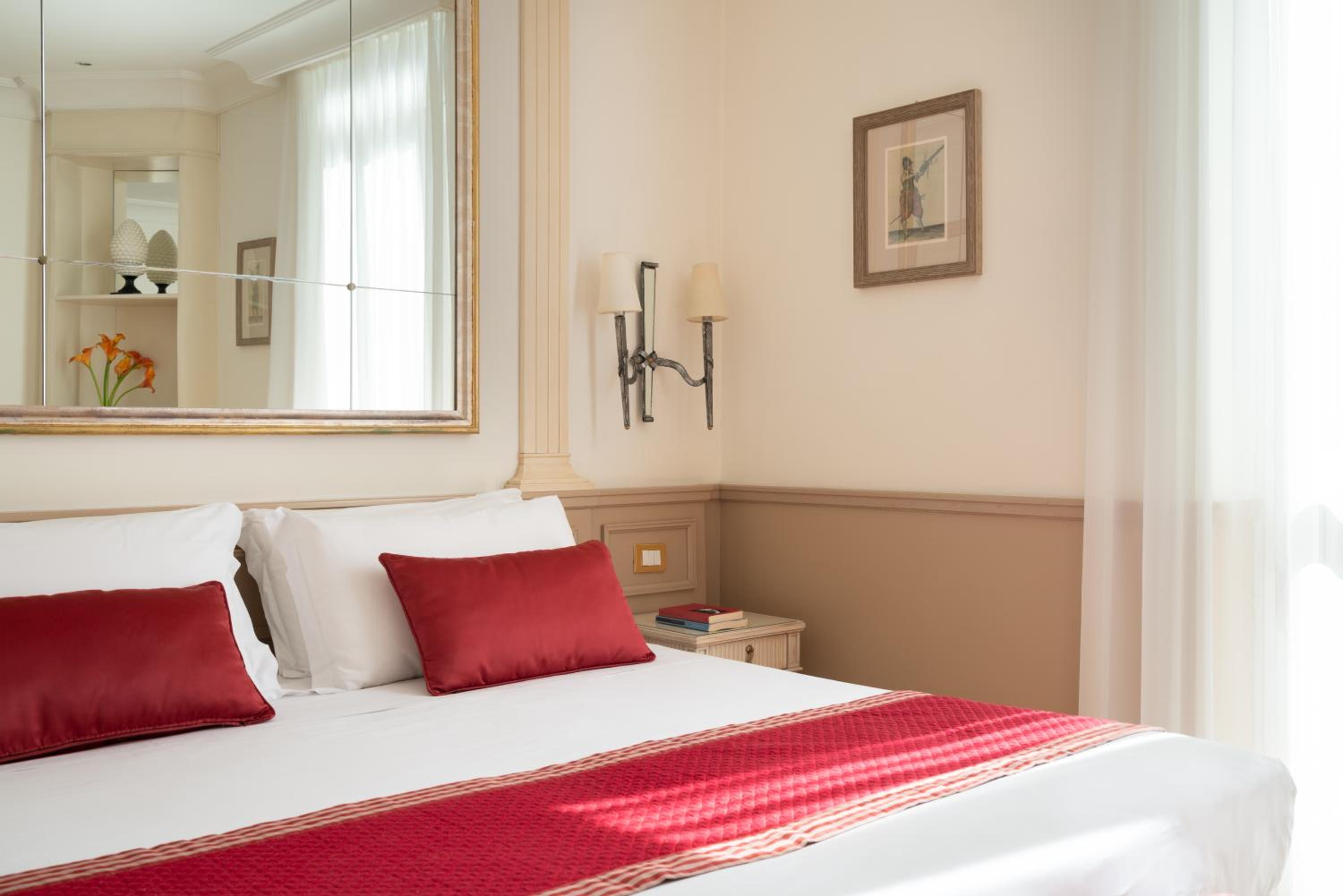 ROOM, DOUBLE BED