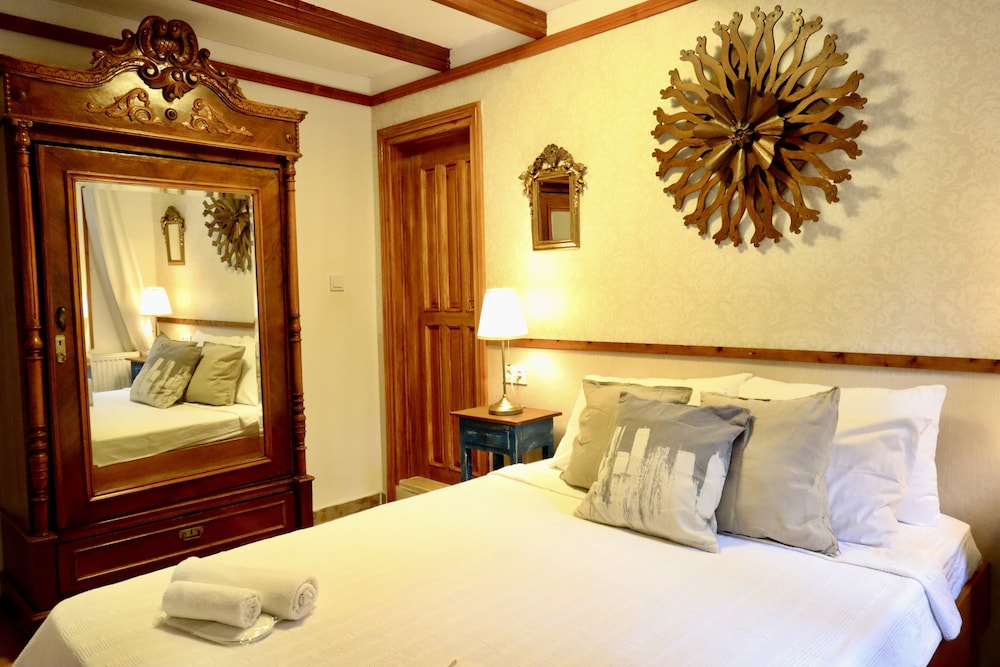 DELUXE, DOUBLE BED, POOL VIEW, PATIO
