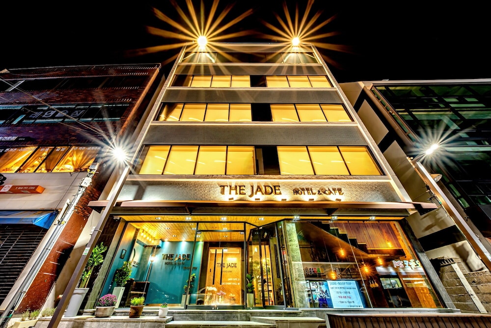 The Jade hotel 3/33