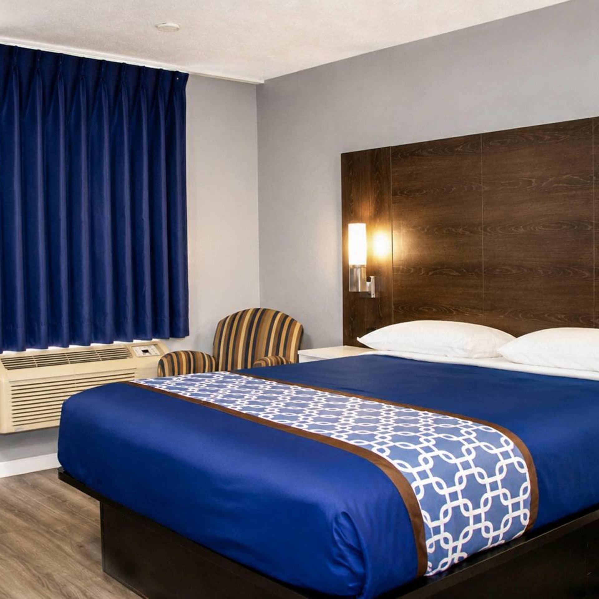Room, Queen Bed, Exterior Entrance