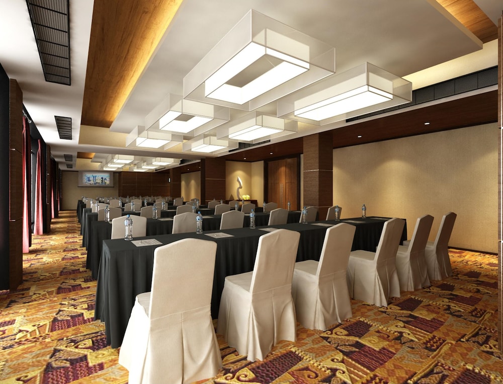 HALLMARK CROWN HOTEL 48/59