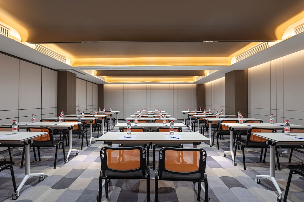 Holiday Inn Express Shanghai Gumei 48/56