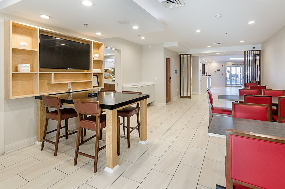 Holiday Inn Express Lexington 37/56