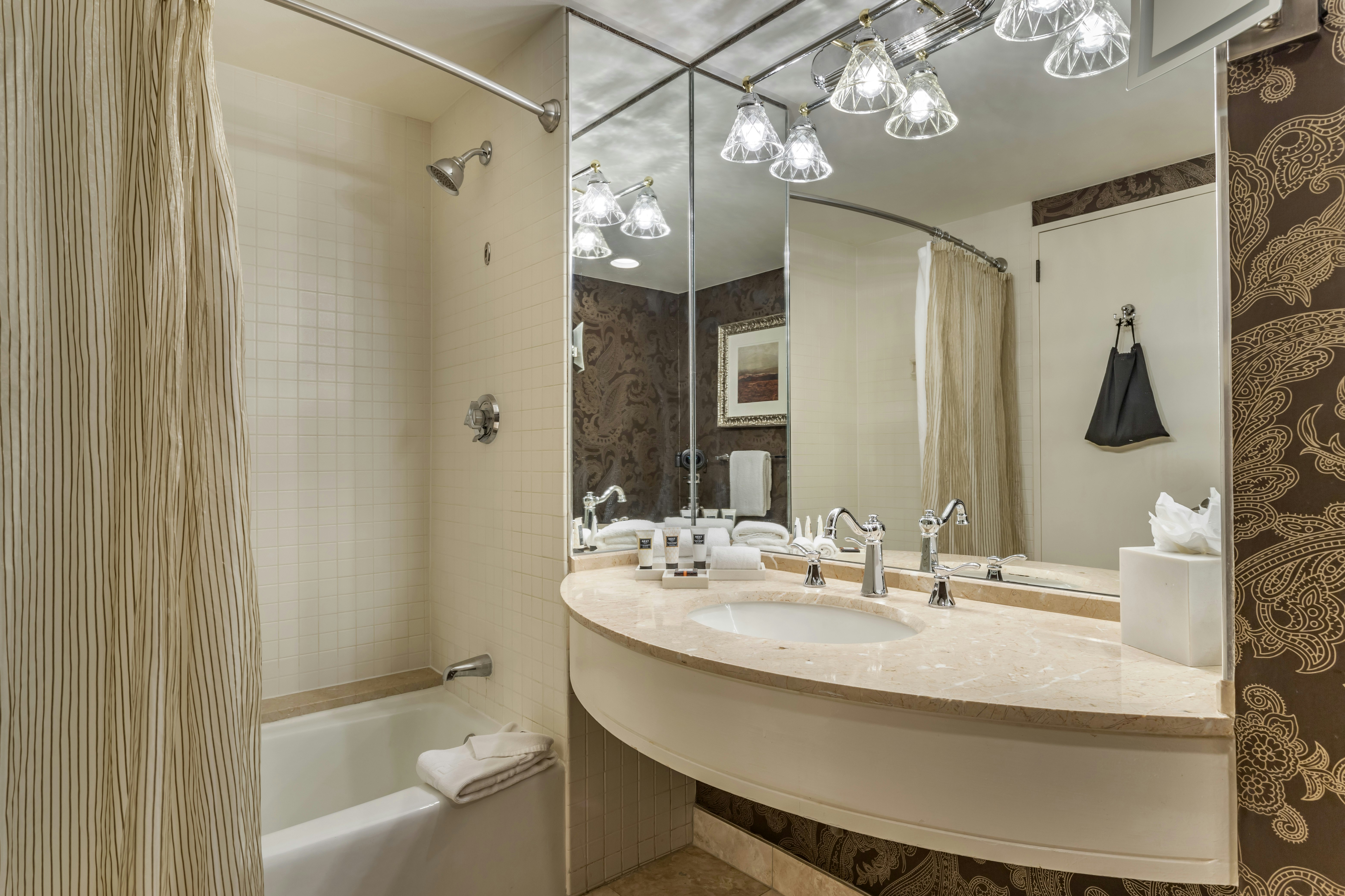 غرفة سيغنتشر بريميير بسرير كينج بإطلالة على المدينة، Omni Houston Hotel 3/3