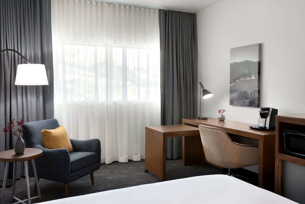 La Quinta Inn And Suites By Wyndham San Luis Obispo Downtown 20/65