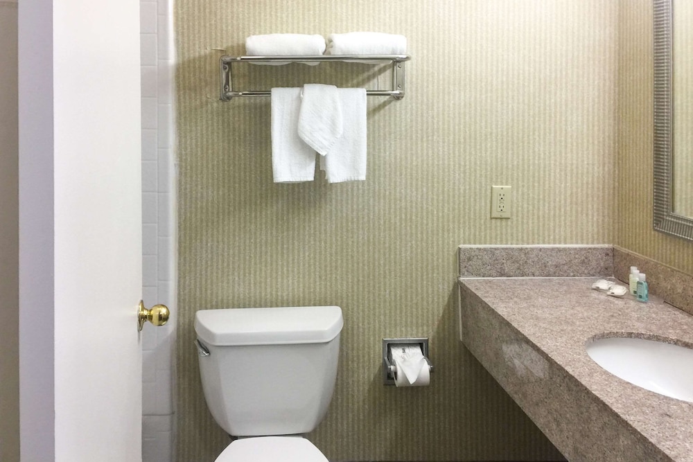 Quality Inn & Suites Oceanside Near Camp Pendleton 49/50