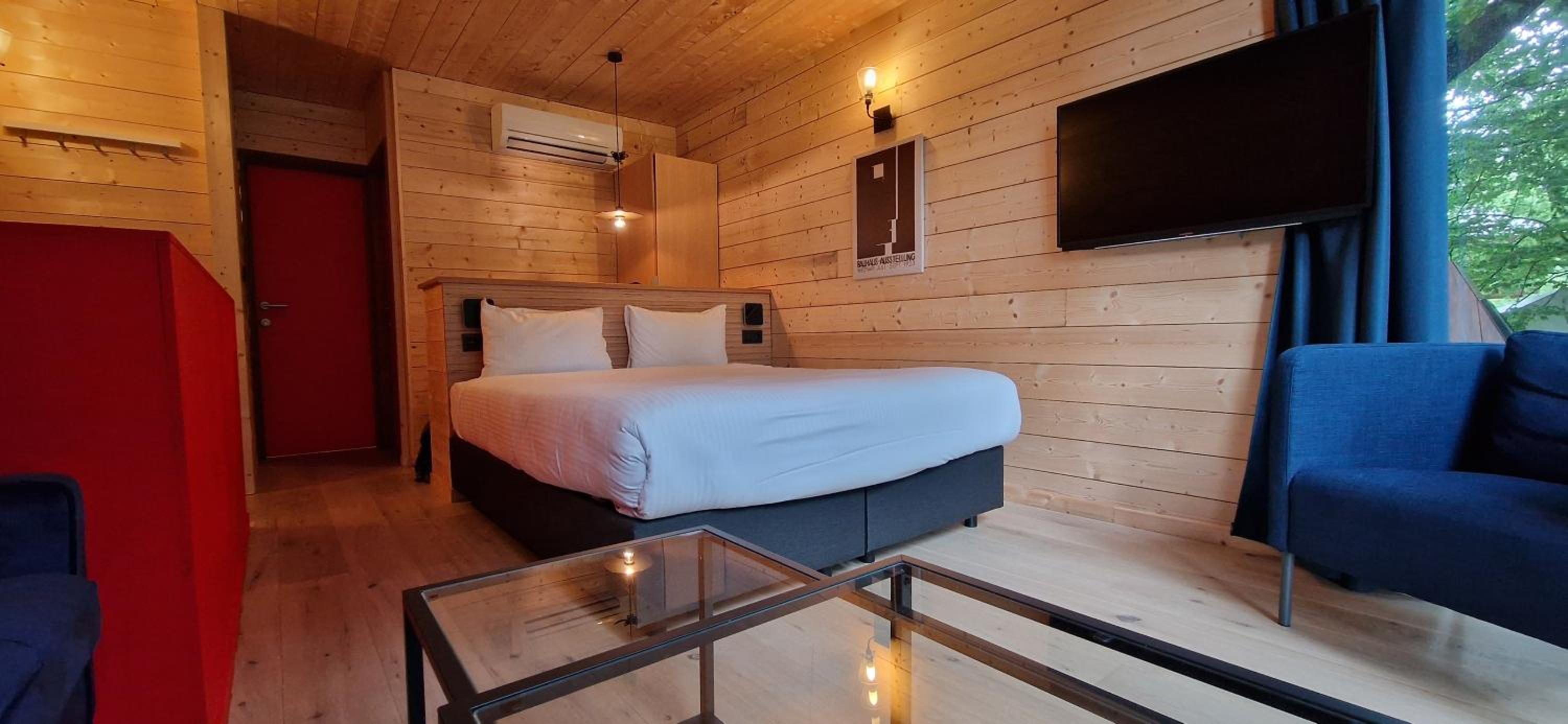 شاليه سوبيريور، Utopia Hotel 3/8