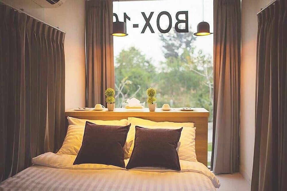 Crystal Box Hotel 28/32